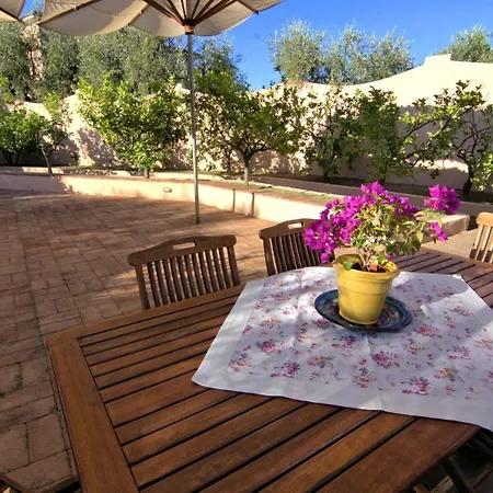 Residenza La Limonaia 아파트호텔 4*